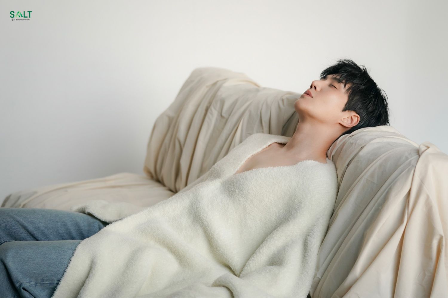 Behind-the-scenes cut of Kim Seonho