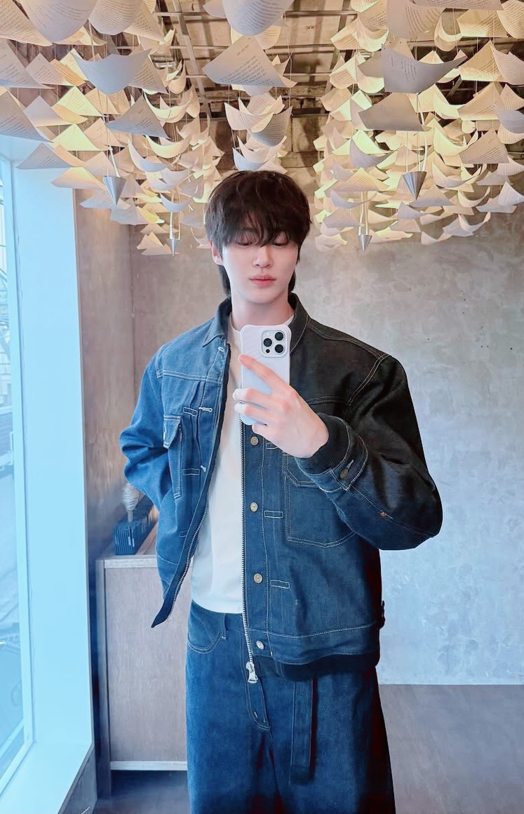 Behind-the-scenes cut of Byeon Wooseok