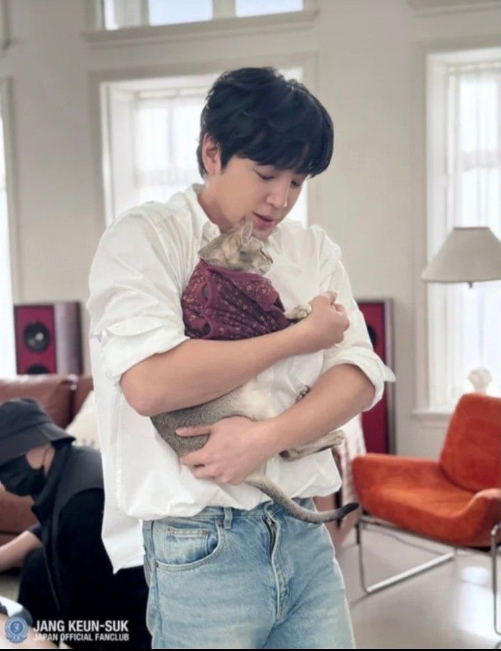 Recent activity shot of Jang Geunsuk