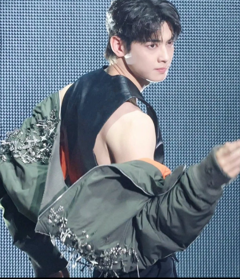 Behind-the-scenes cut of Cha Eunwoo