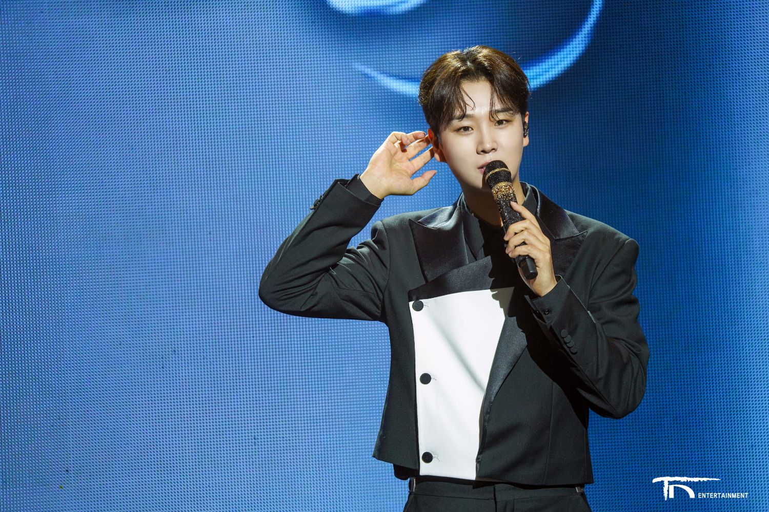 A moment captured by a fan of Song Minjun