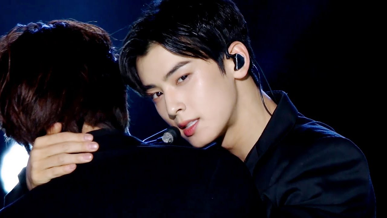 Behind-the-scenes cut of Cha Eunwoo