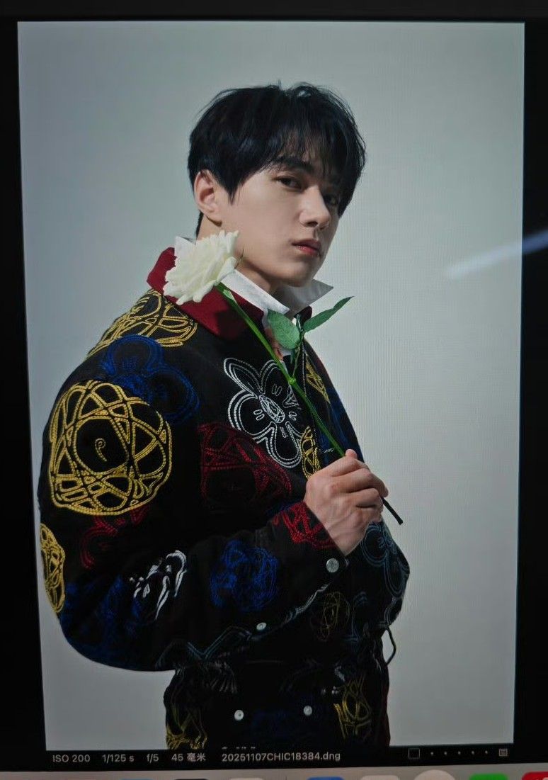 Latest photo of Kim Myungsoo (L)