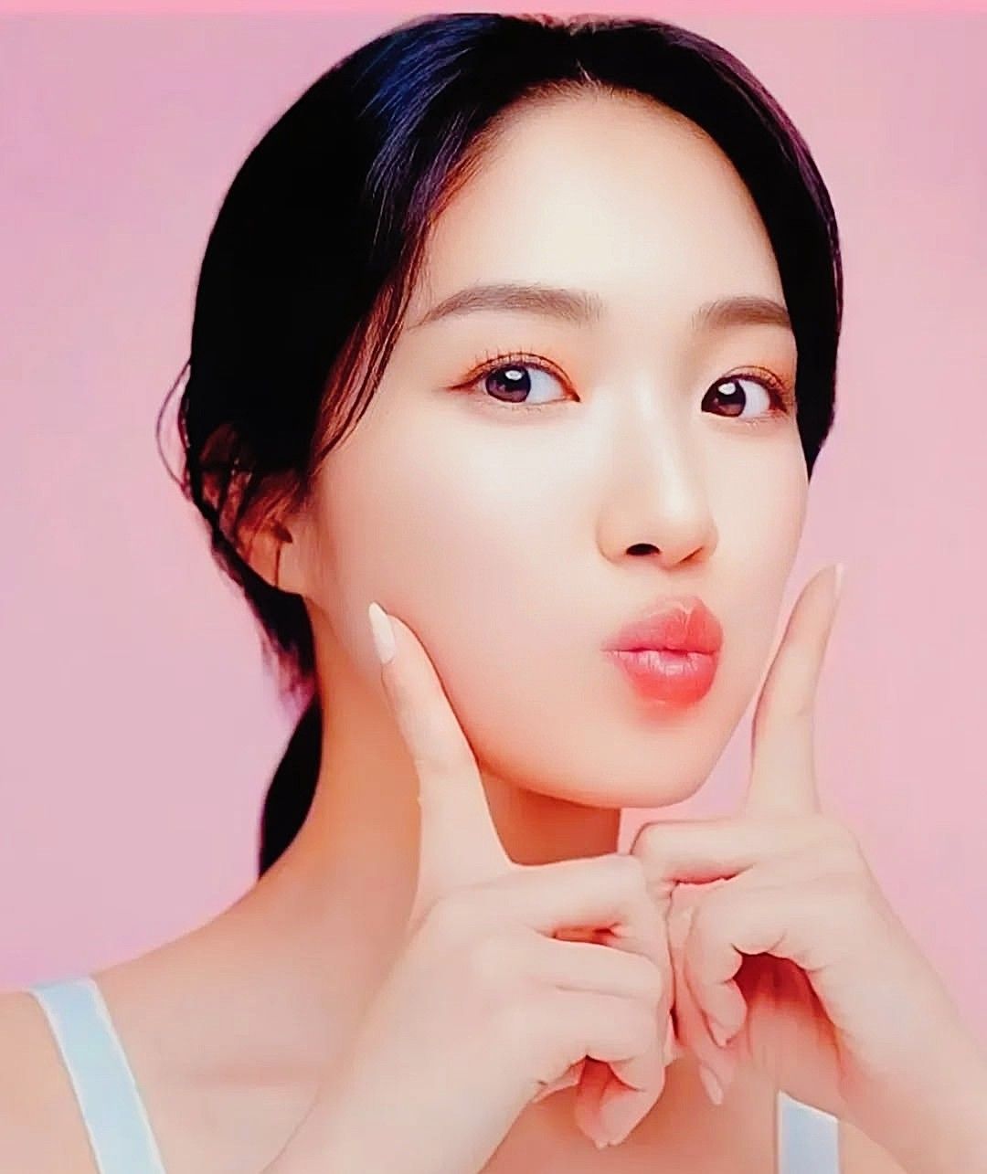Behind-the-scenes cut of Kim Hyeyoon