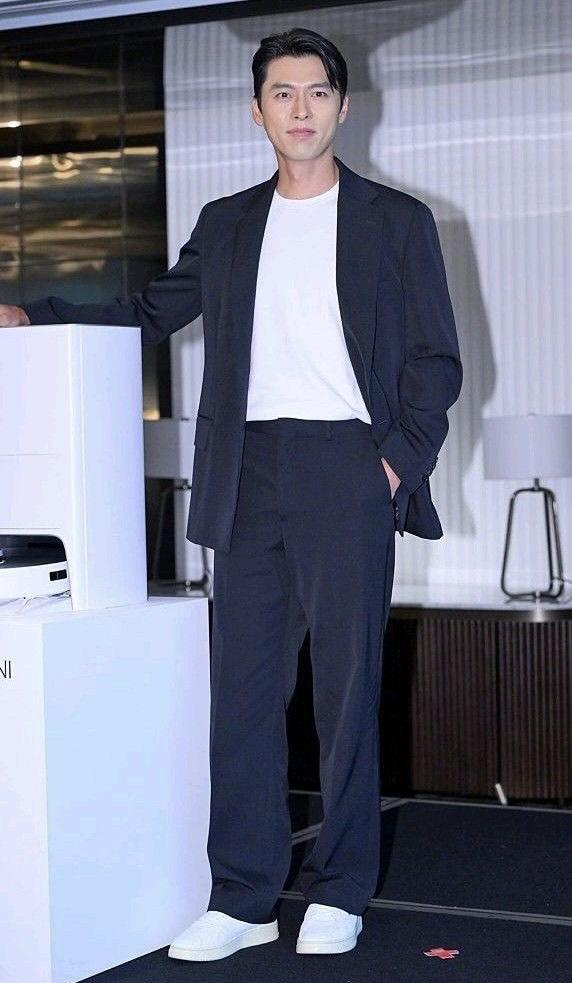 Momen yang diabadikan oleh penggemar Hyun Bin