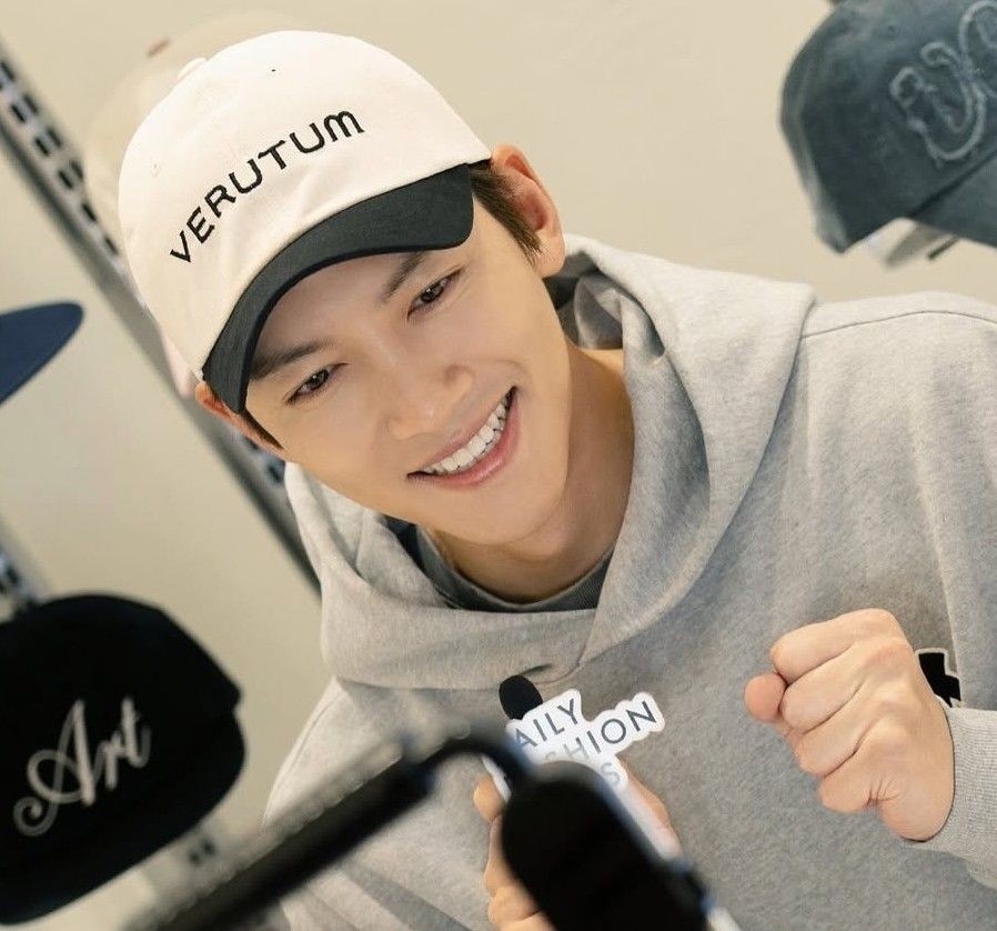 Behind-the-scenes cut of Ji Changwook