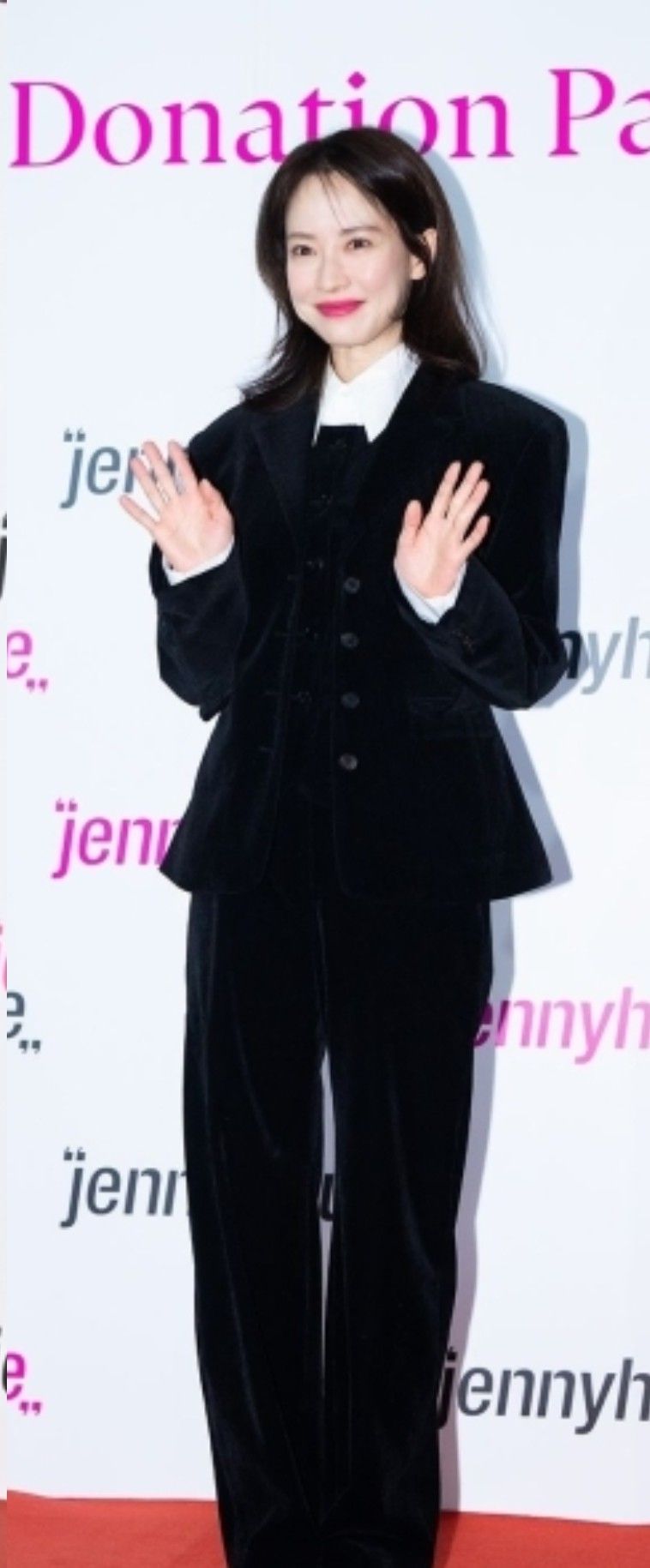 Emotional wallpaper shared by fans for Song Jihyo