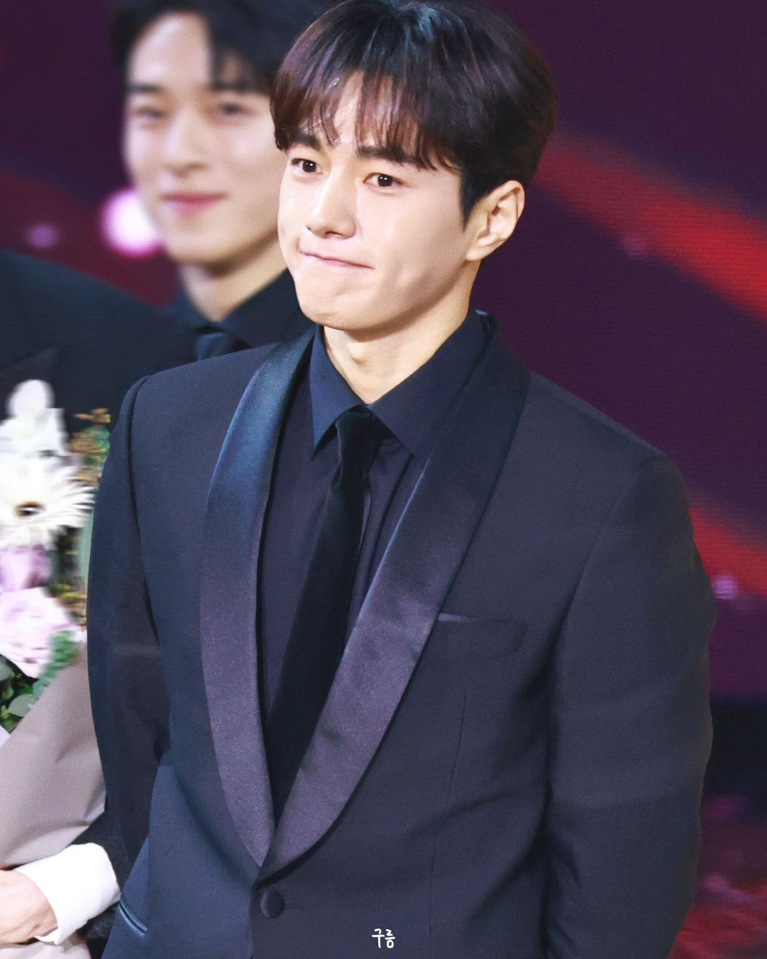 A moment captured by a fan of Kim Myungsoo (L)