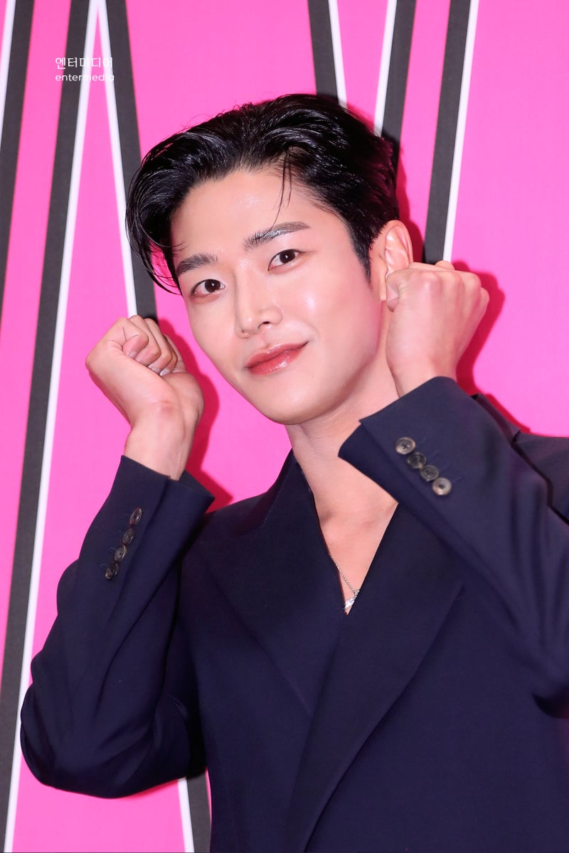 Behind-the-scenes cut of Rowoon