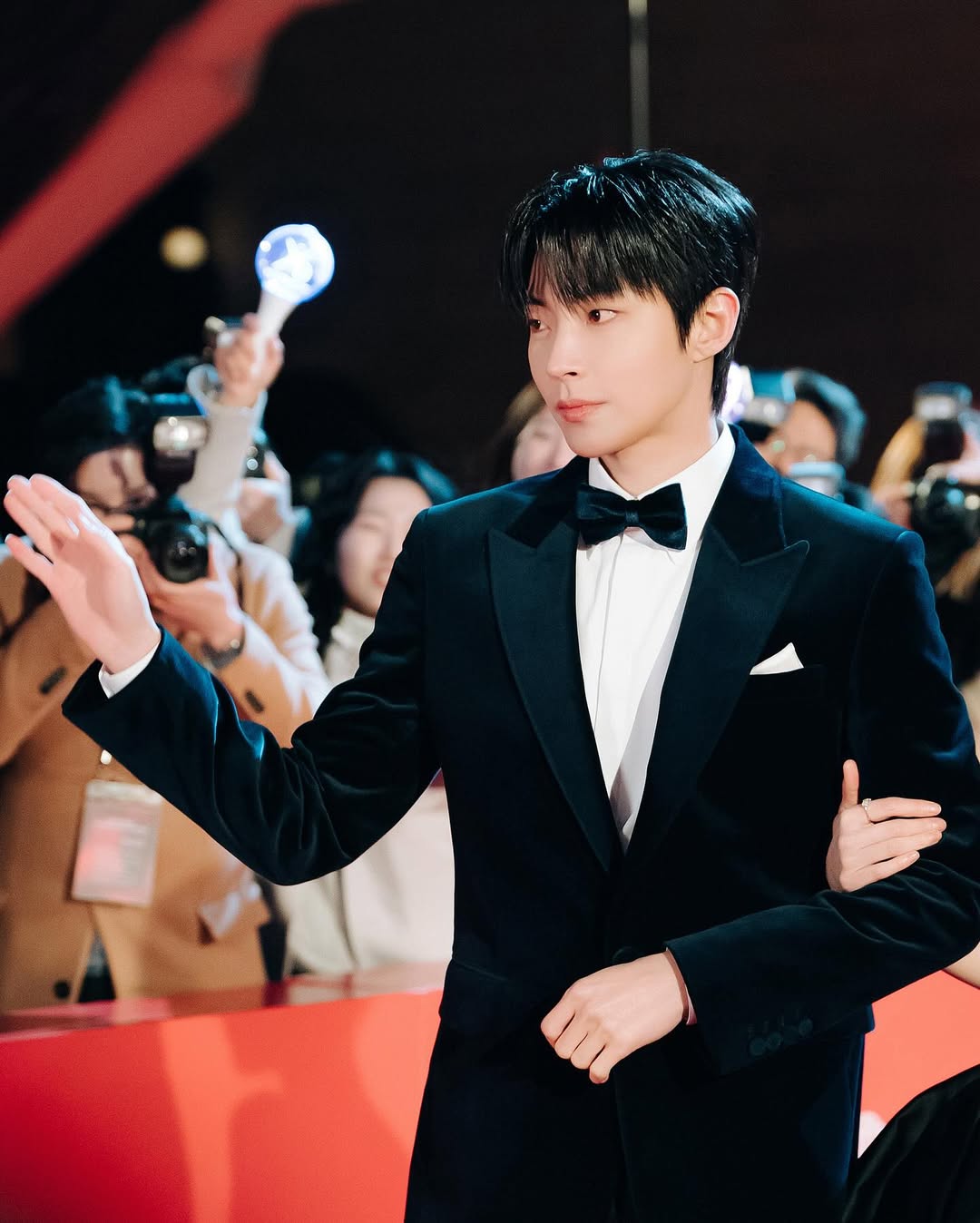 Momen yang diabadikan oleh penggemar Hwang Inyoup