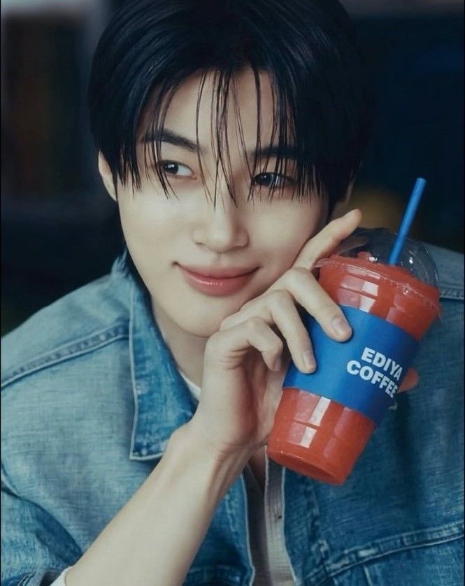 Behind-the-scenes cut of Byeon Wooseok
