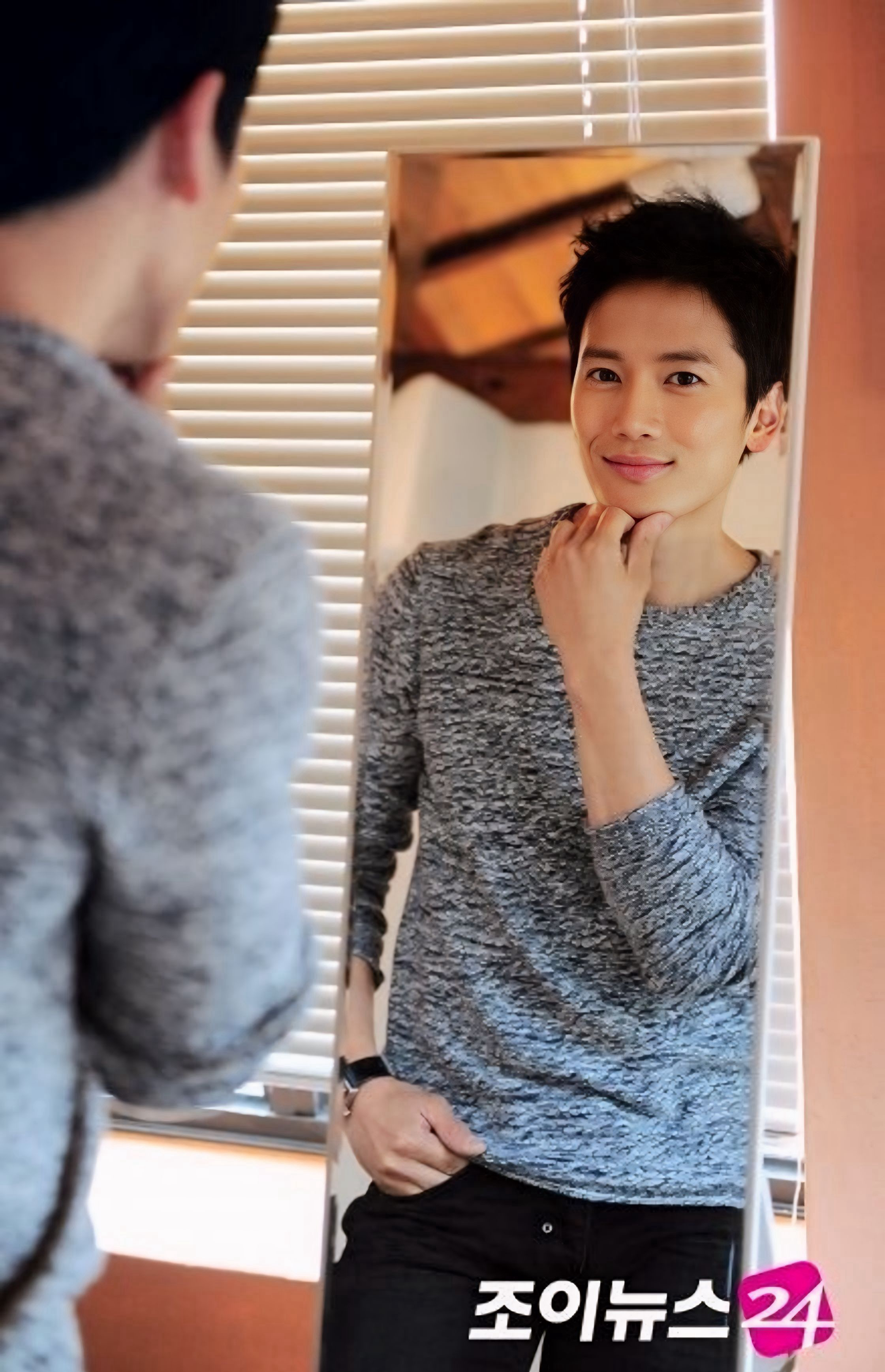 Behind-the-scenes cut of Ji Sung