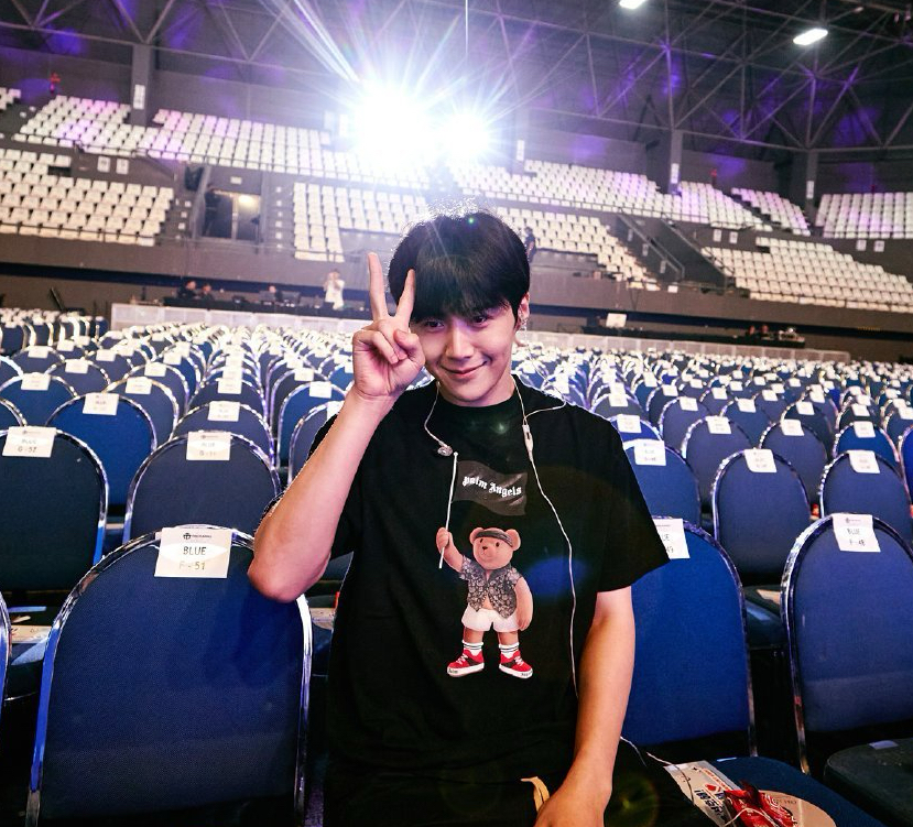 粉絲拍下的金宣虎瞬間