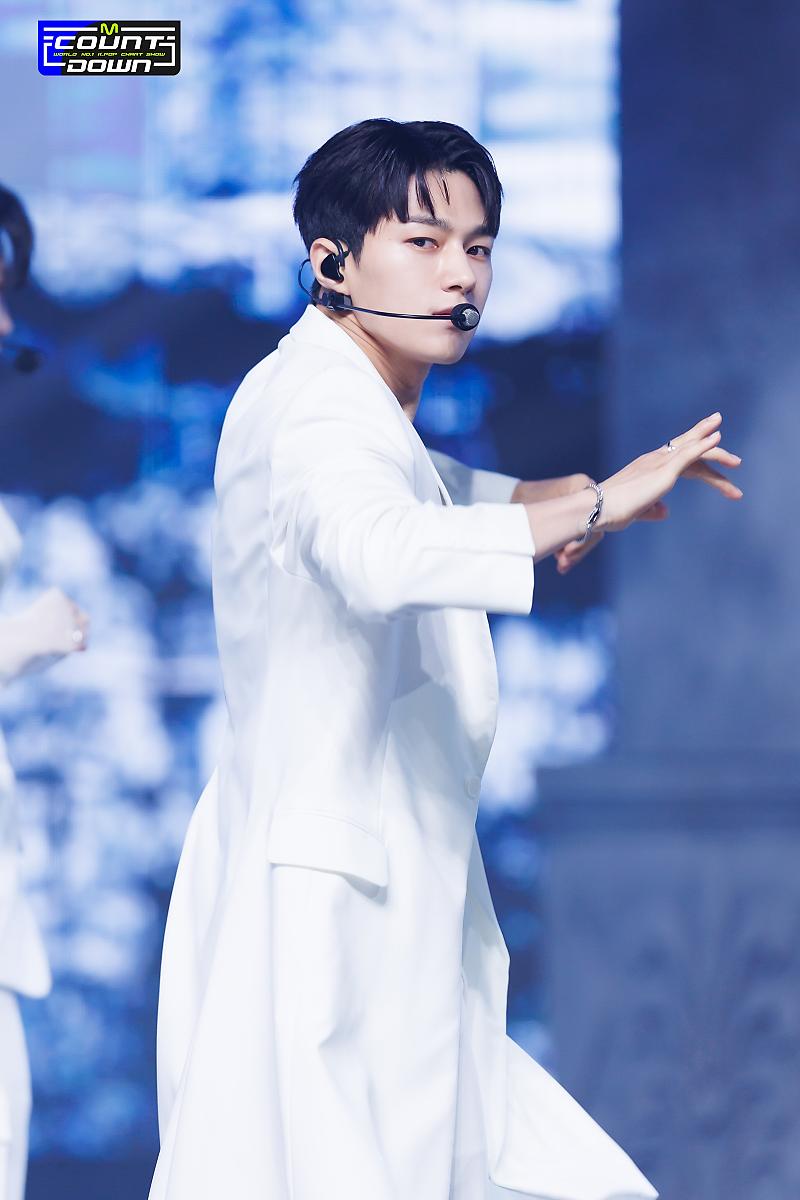 Behind-the-scenes cut of Kim Myungsoo (L)