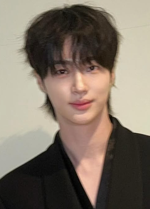 Behind-the-scenes cut of Byeon Wooseok