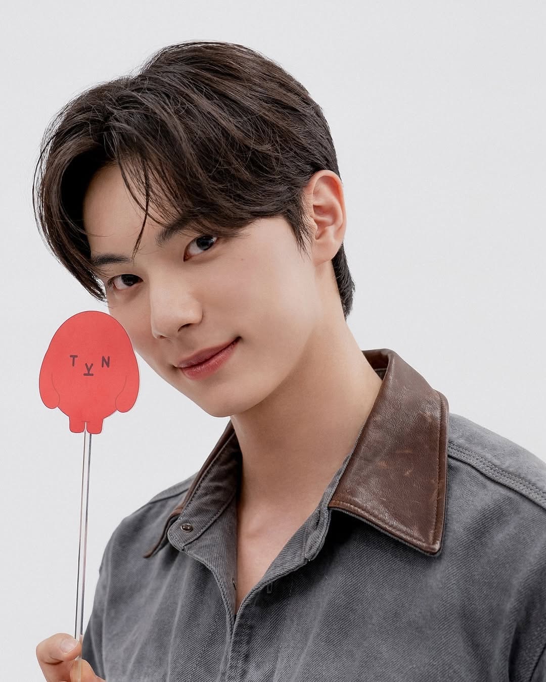 Behind-the-scenes cut of Lee Chaemin