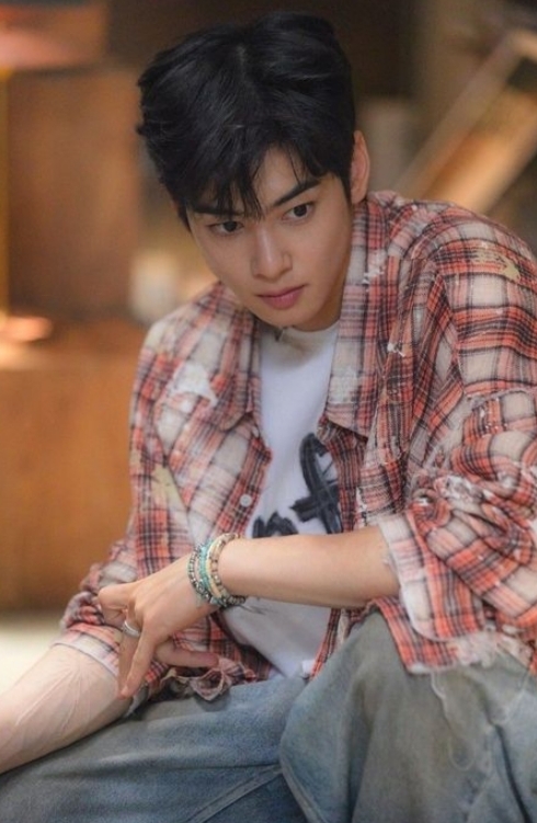 A moment captured by a fan of Cha Eunwoo