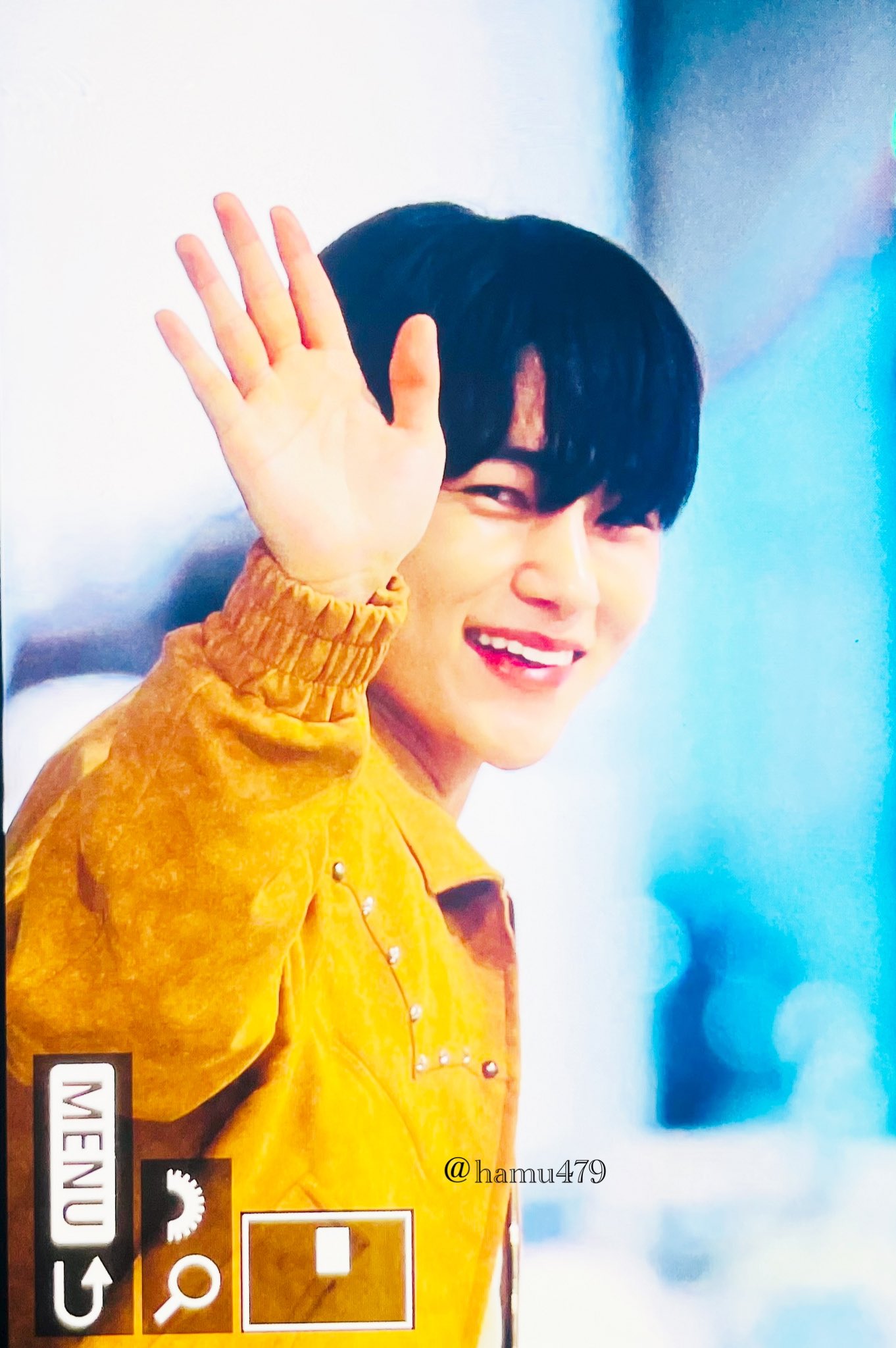 A moment captured by a fan of Kim Myungsoo (L)
