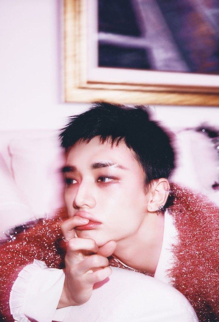 Behind-the-scenes cut of Ryu Hyunjin