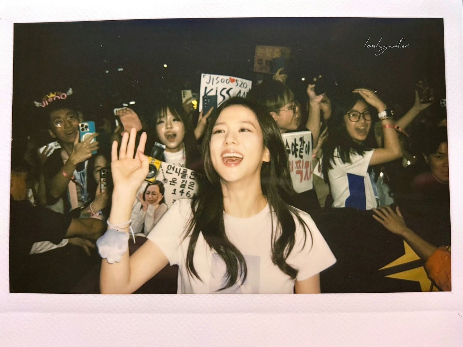 Behind-the-scenes cut of Jisoo (1995)