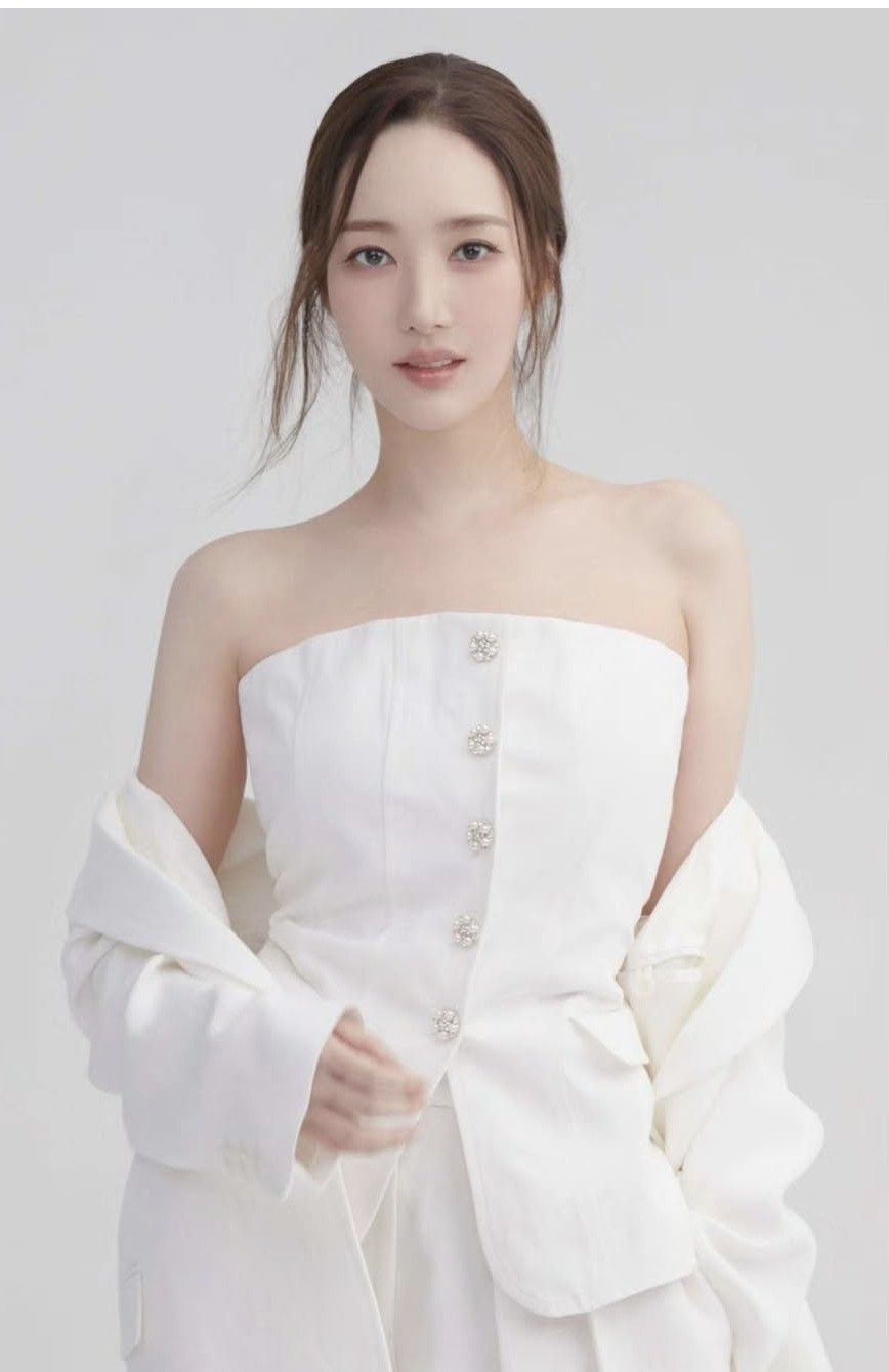 Behind-the-scenes cut of Park Minyoung