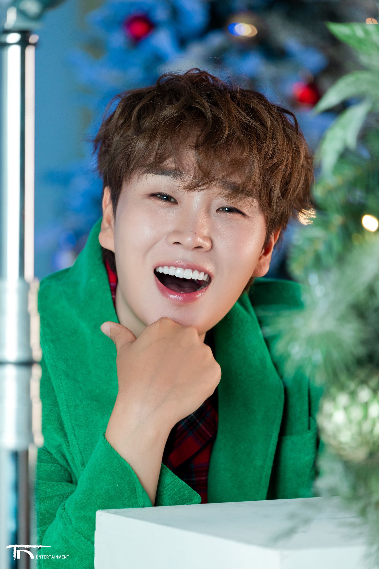 A moment captured by a fan of Song Minjun