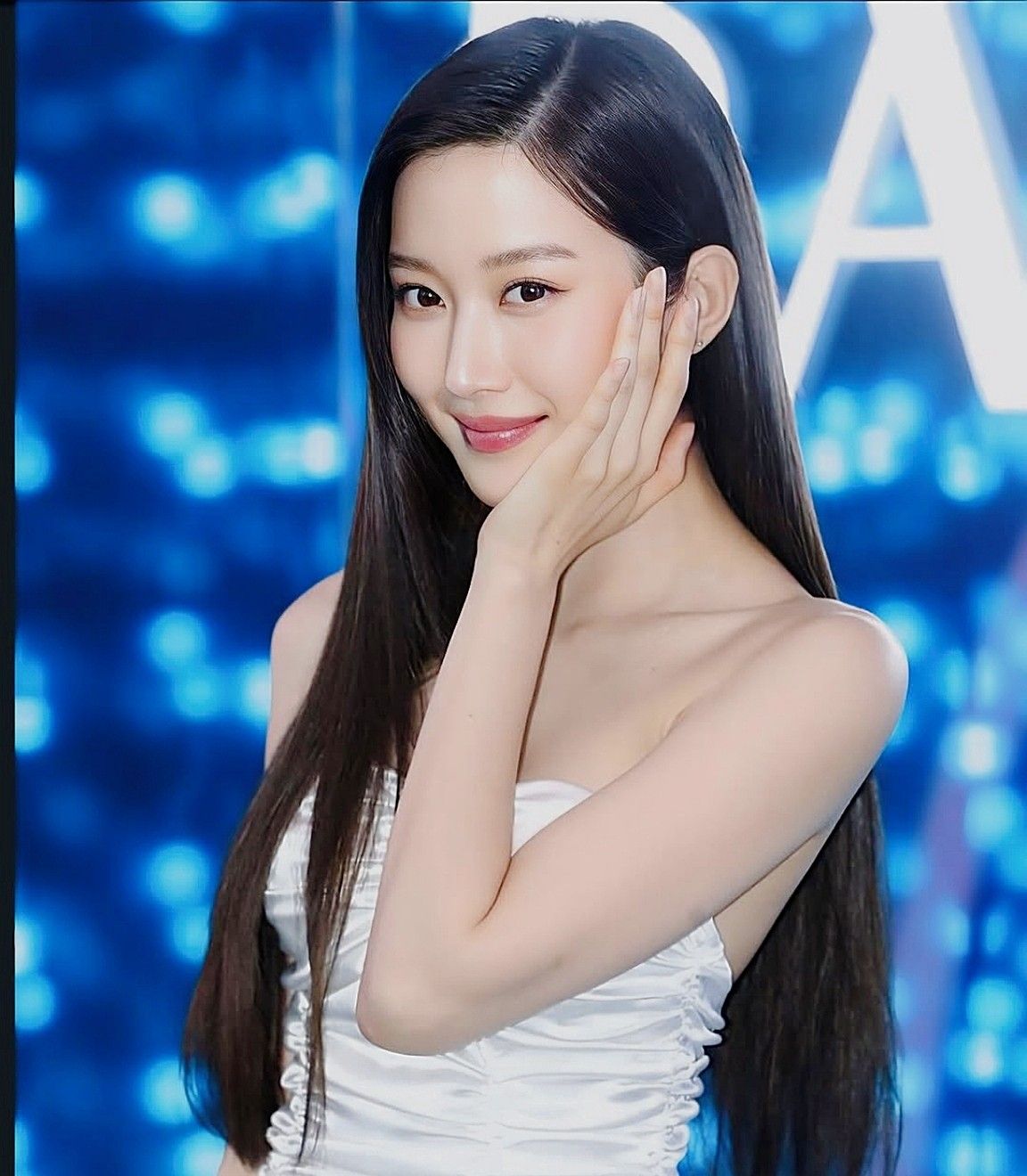 Behind-the-scenes cut of Mun Kayoung