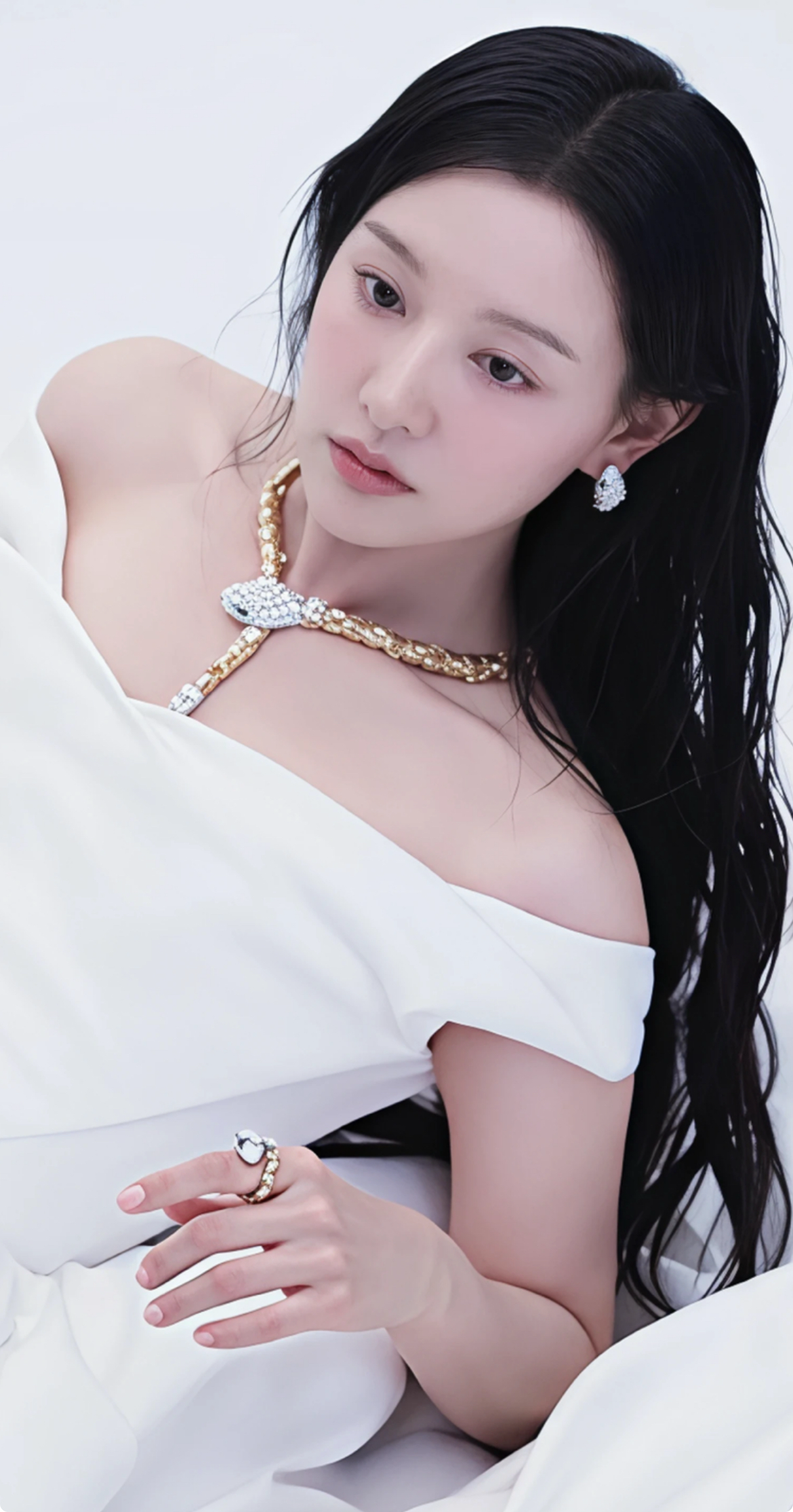 Behind-the-scenes cut of Kim Jiwon