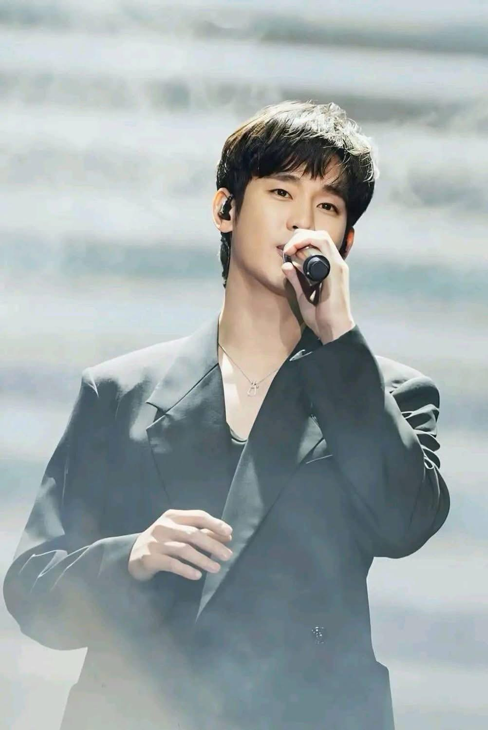 A moment captured by a fan of Kim Soohyun