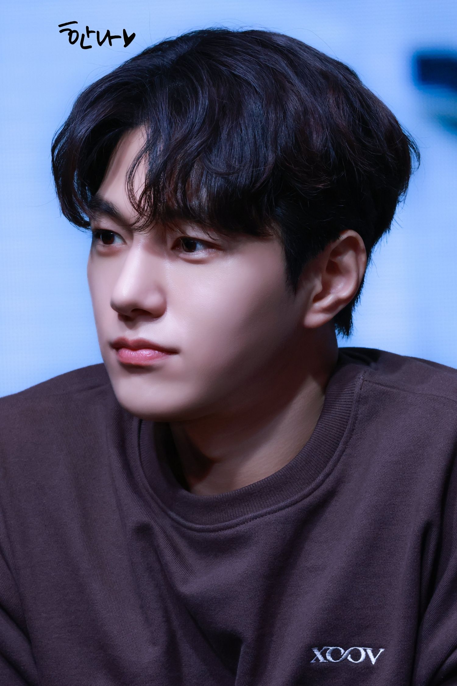 A moment captured by a fan of Kim Myungsoo (L)