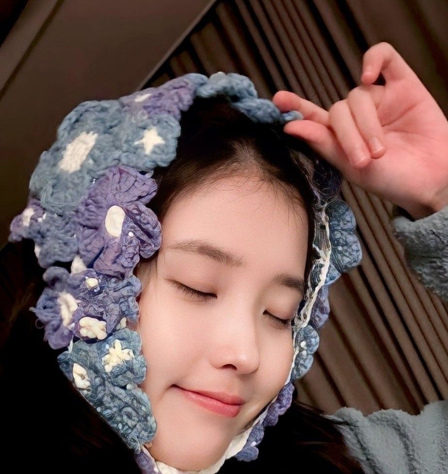 Behind-the-scenes cut of IU
