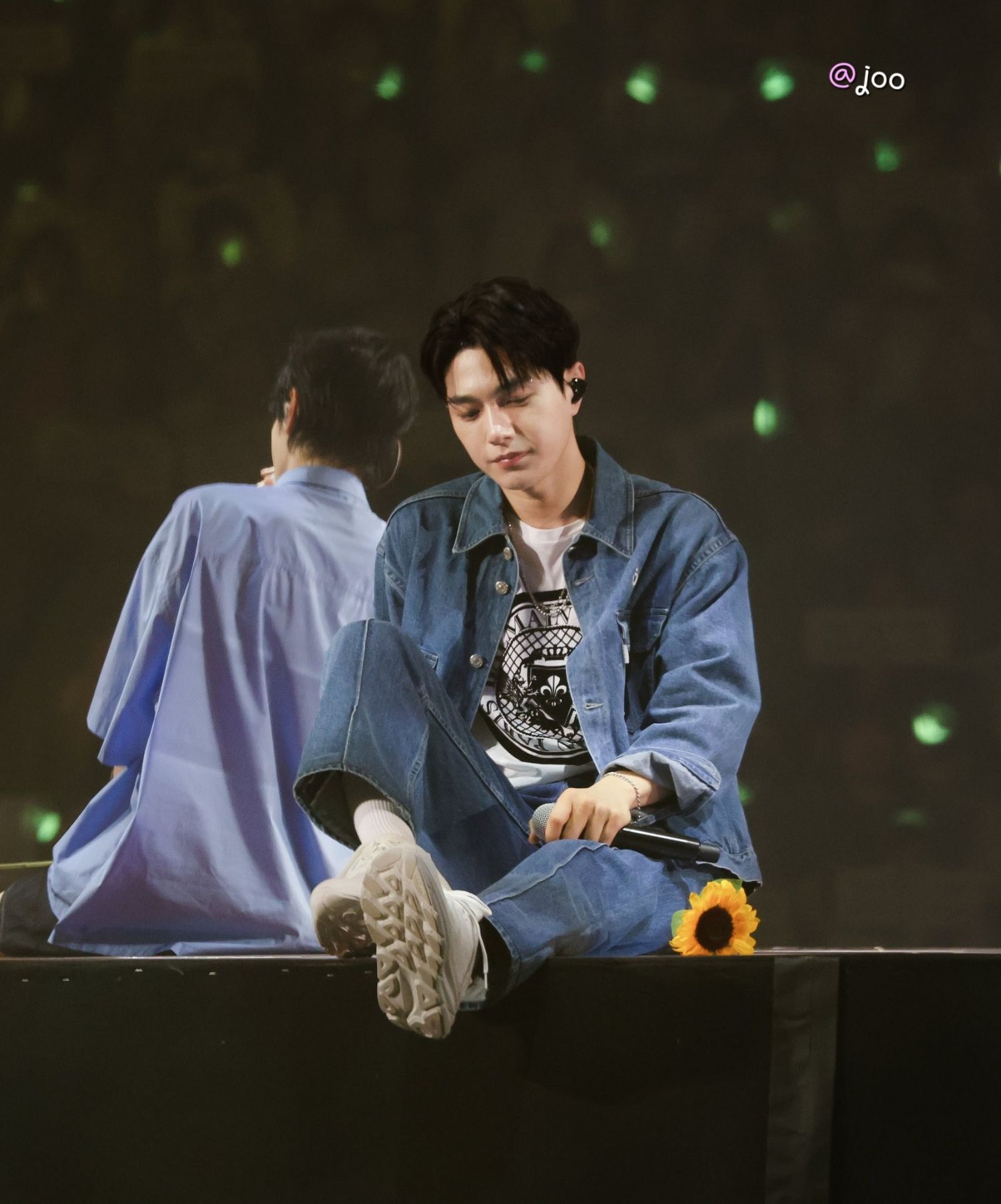 A moment captured by a fan of Kim Myungsoo (L)