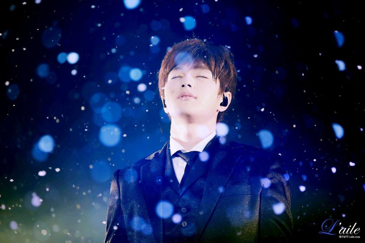 Behind-the-scenes cut of Kim Myungsoo (L)