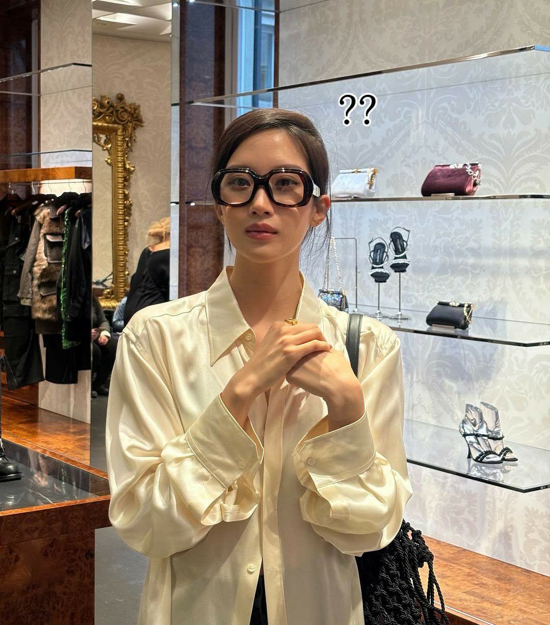 Behind-the-scenes cut of Mun Kayoung