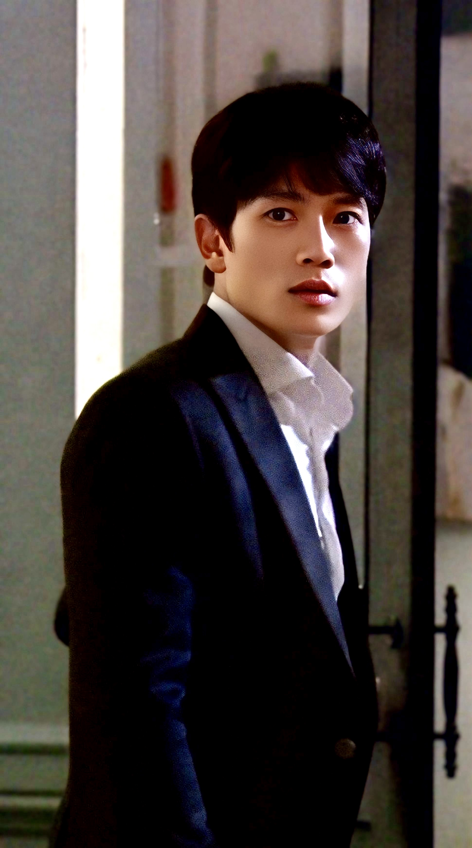 Behind-the-scenes cut of Ji Sung