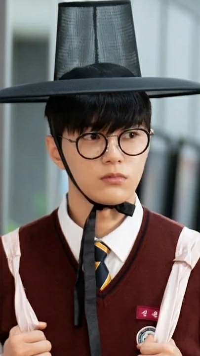 Behind-the-scenes cut of Kim Myungsoo (L)