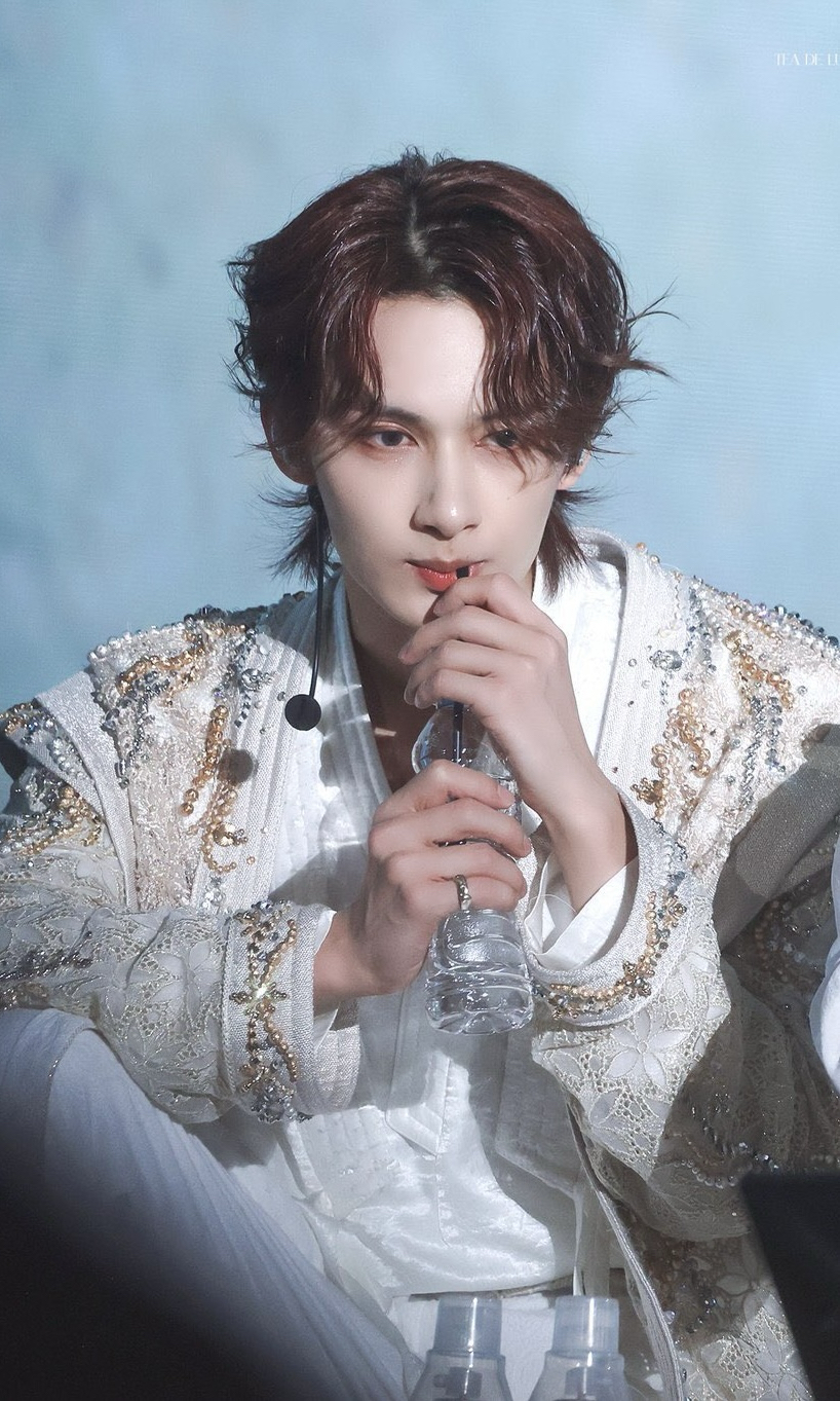 Behind-the-scenes cut of Wen Junhui