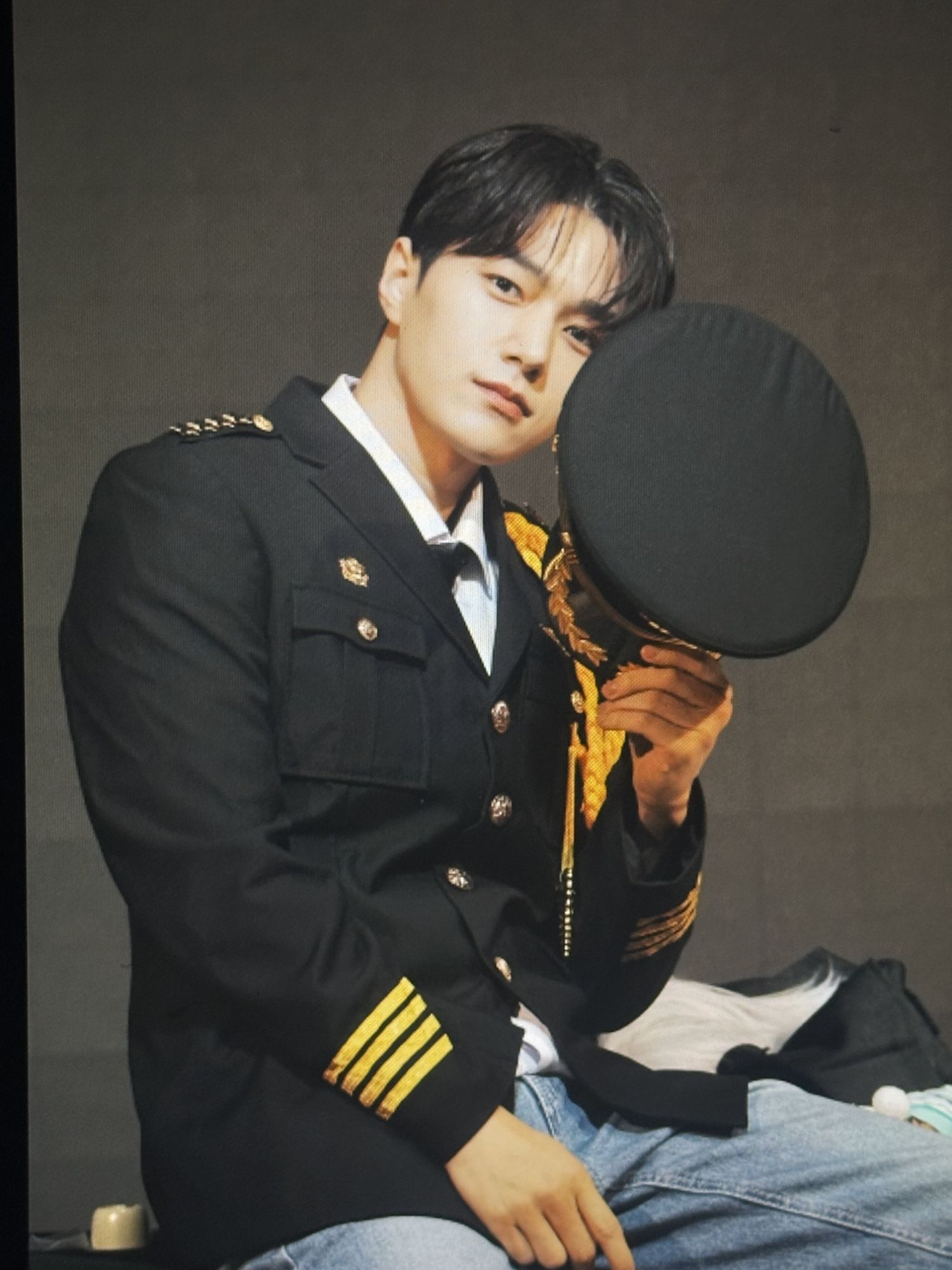 Behind-the-scenes cut of Kim Myungsoo (L)