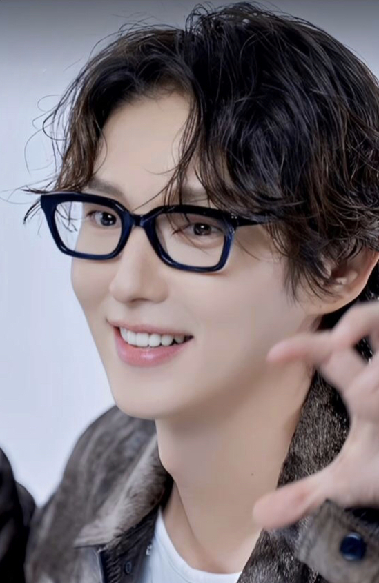 Behind-the-scenes cut of Lee Joongi