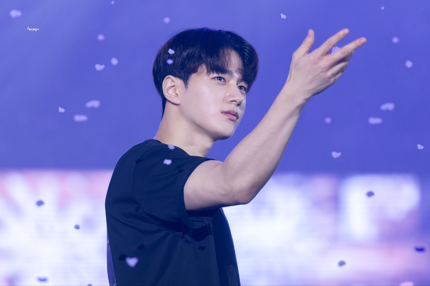 Behind-the-scenes cut of Kim Myungsoo (L)