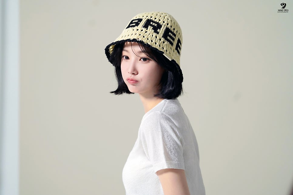 Behind-the-scenes cut of Yeonwoo