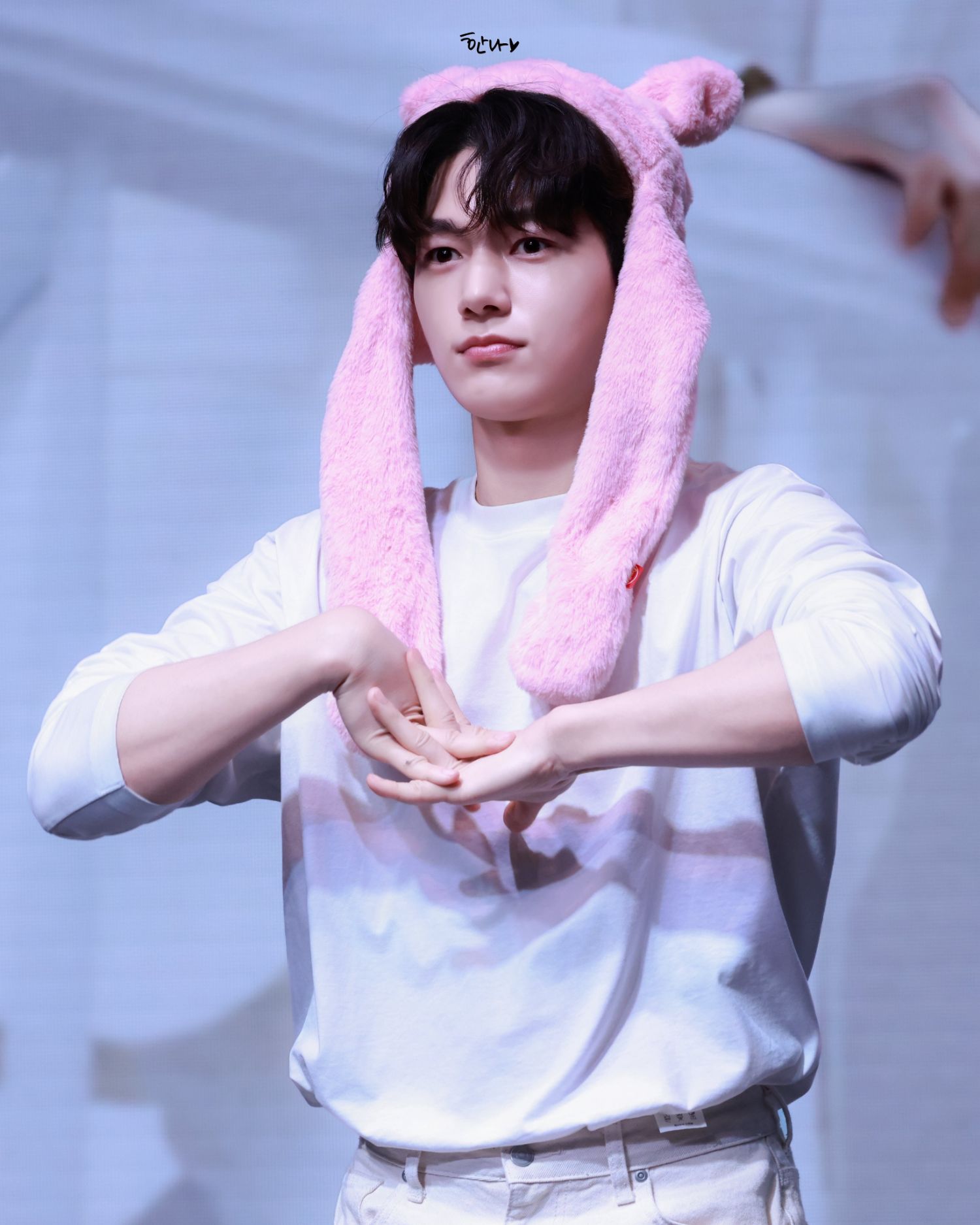 A moment captured by a fan of Kim Myungsoo (L)