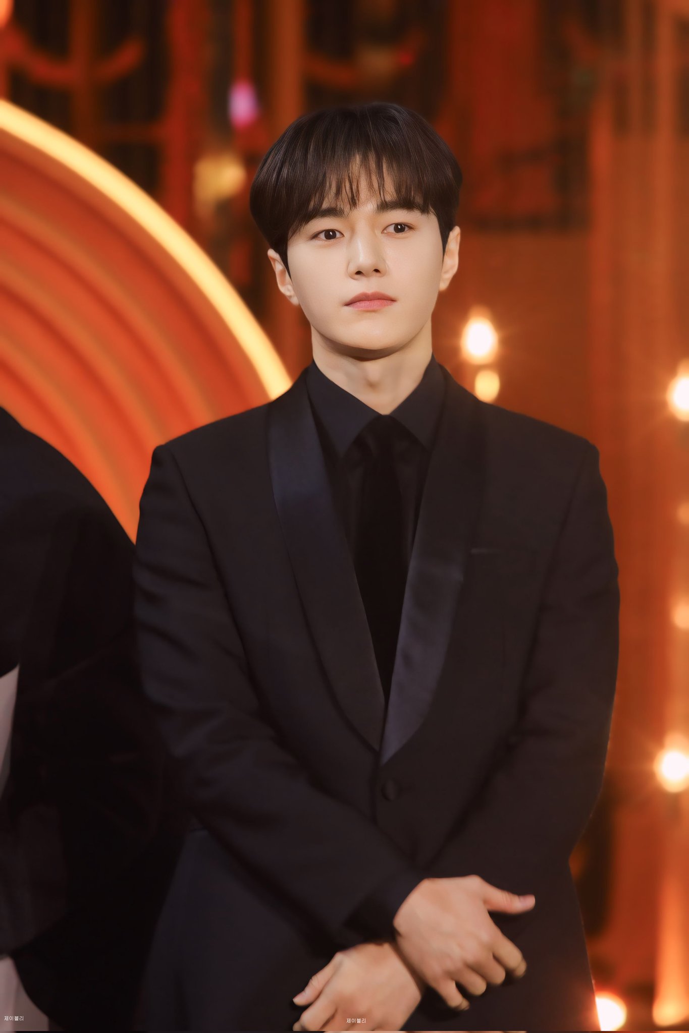 A moment captured by a fan of Kim Myungsoo (L)