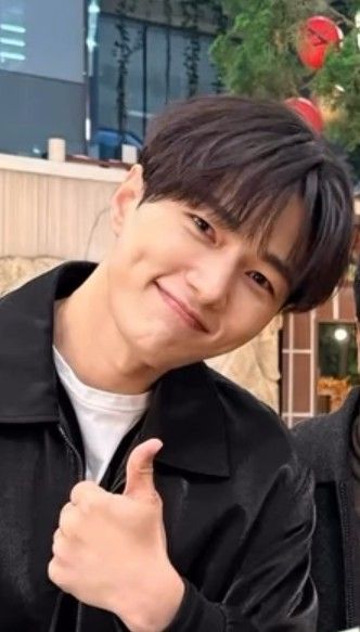 Behind-the-scenes cut of Kim Myungsoo (L)