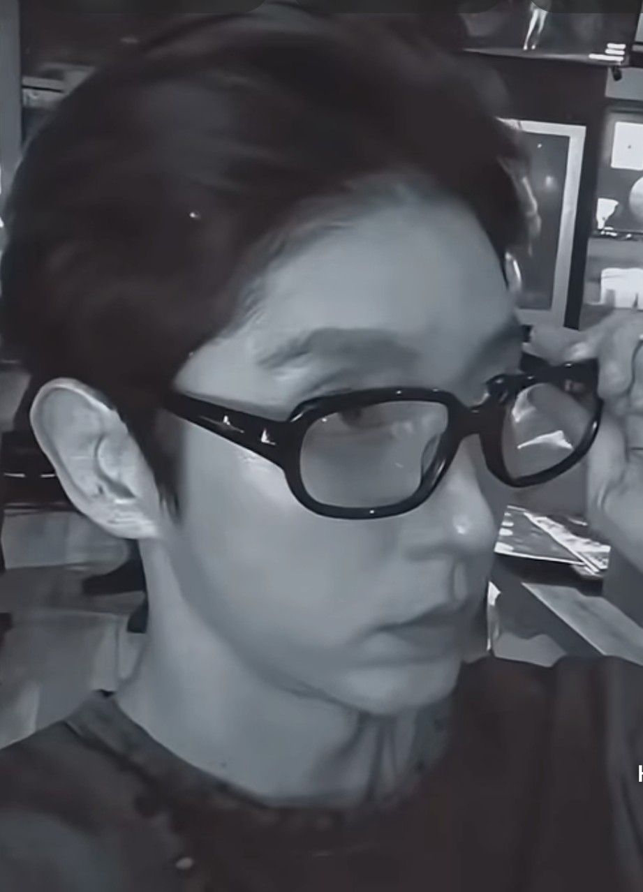 Behind-the-scenes cut of Lee Joongi