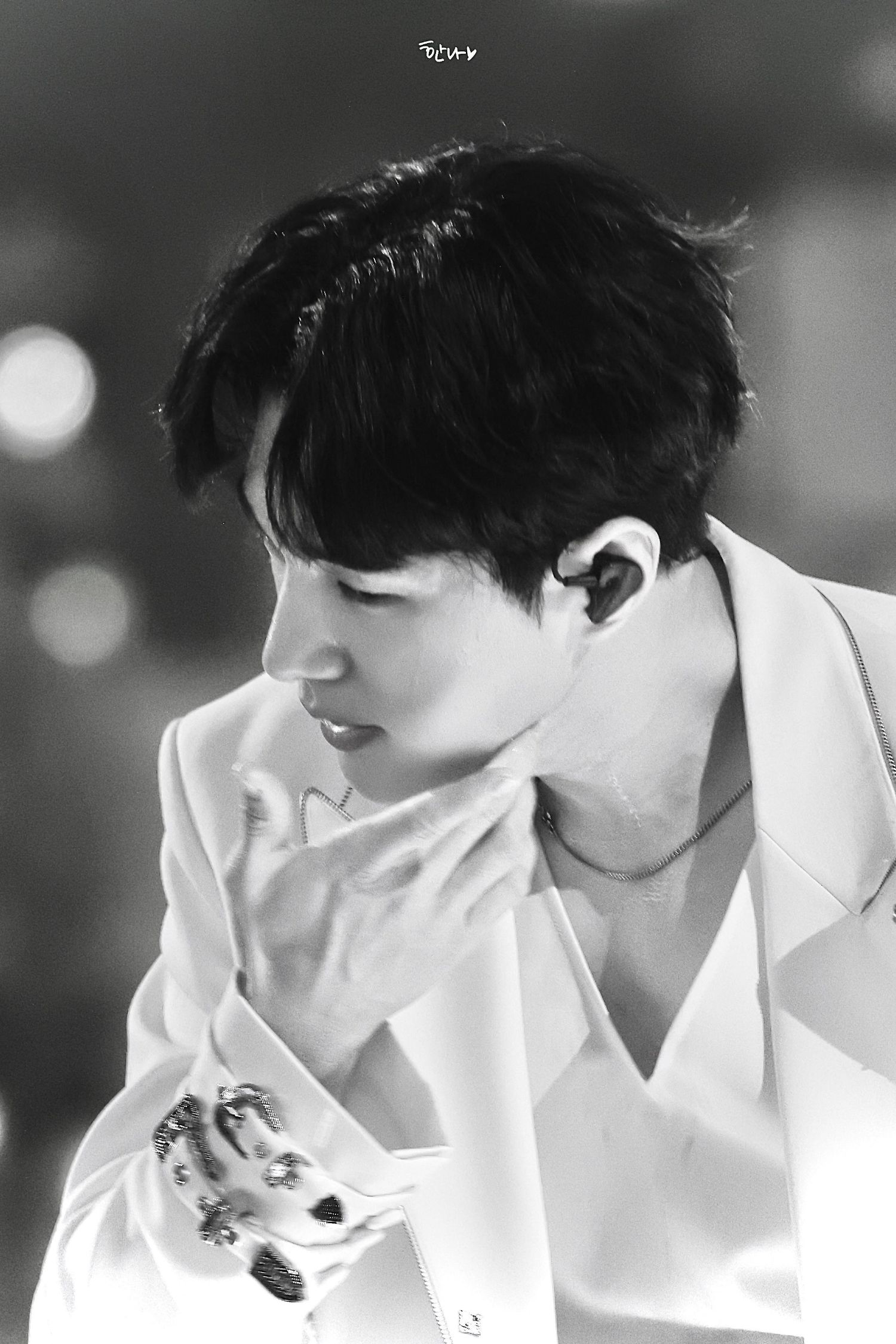 A moment captured by a fan of Kim Myungsoo (L)