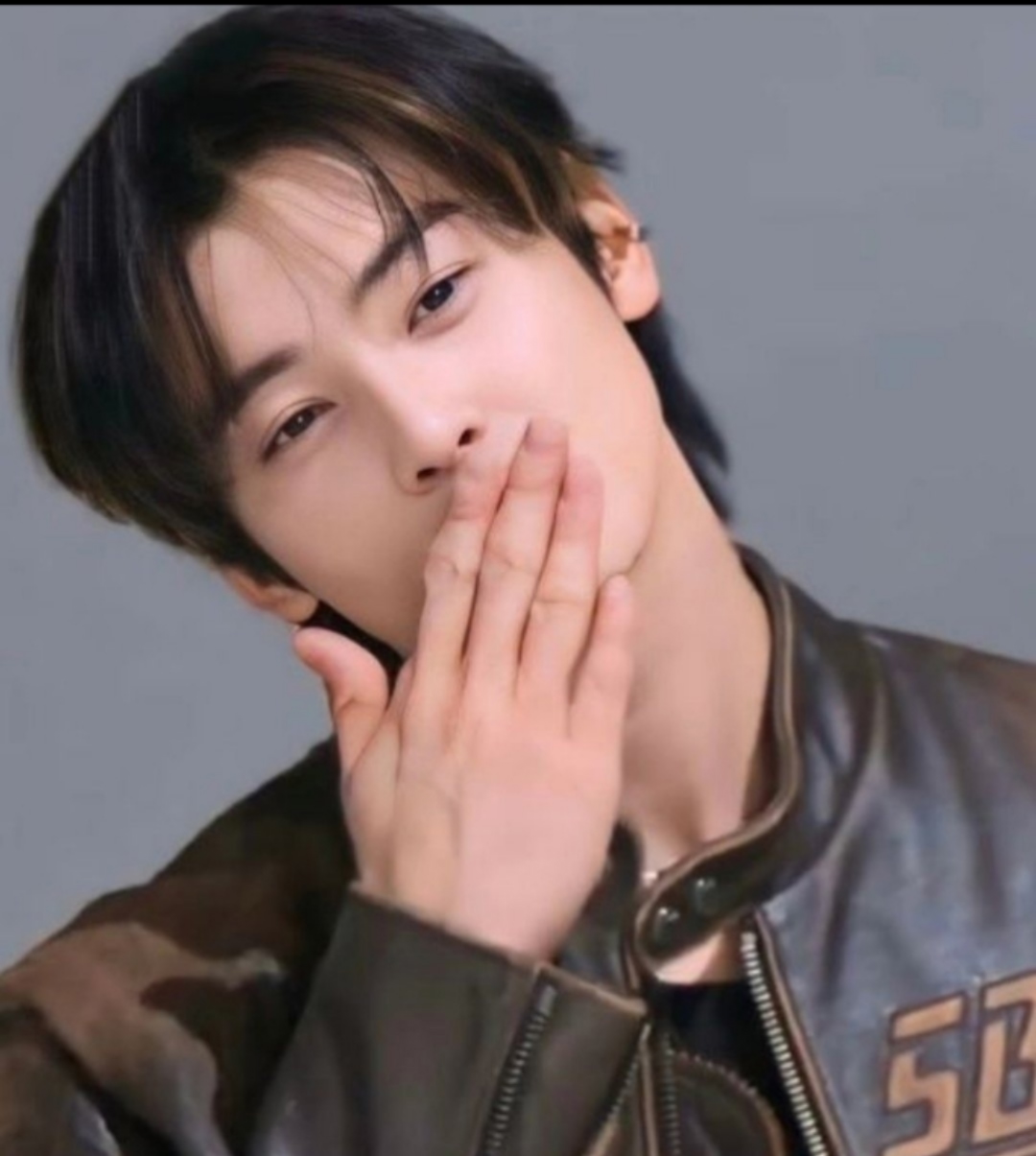 A moment captured by a fan of Cha Eunwoo