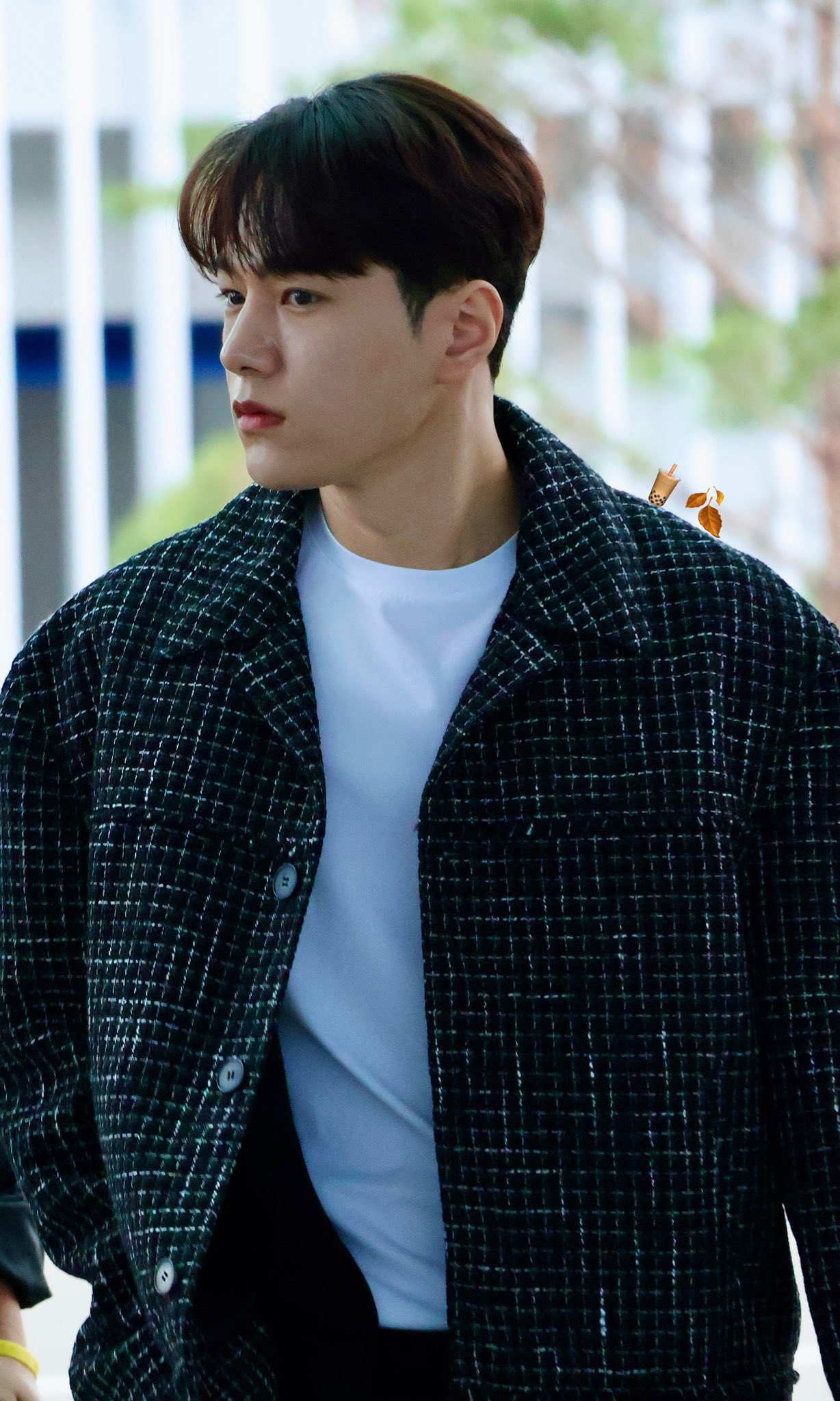 Behind-the-scenes cut of Kim Myungsoo (L)