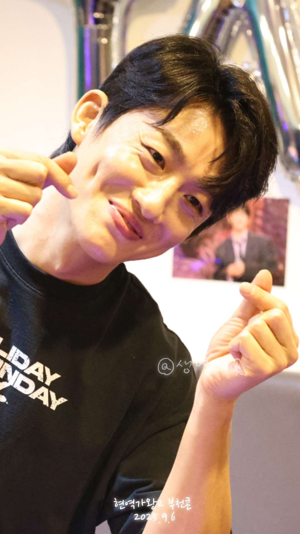 A moment captured by a fan of Shin Seungtae