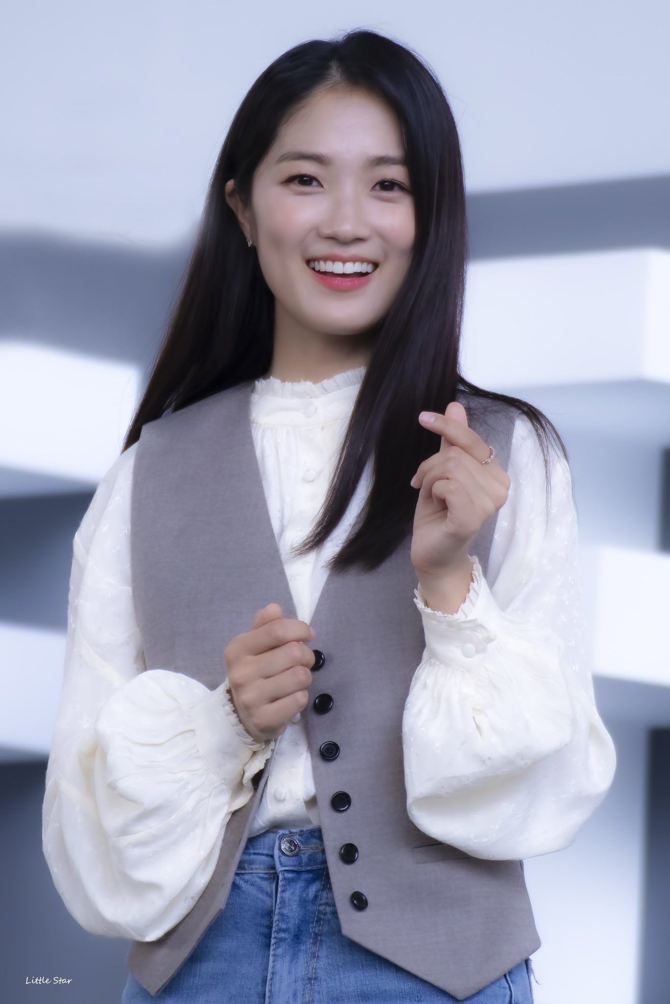 Behind-the-scenes cut of Kim Hyeyoon